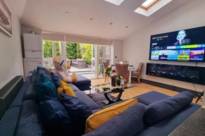 3 Bed Home with Cinema, F1 Racing SIM, 1 GB Internet, BBQ, Garden, 20 Mins London, Parking, EV Port, Metro 5 mins walk